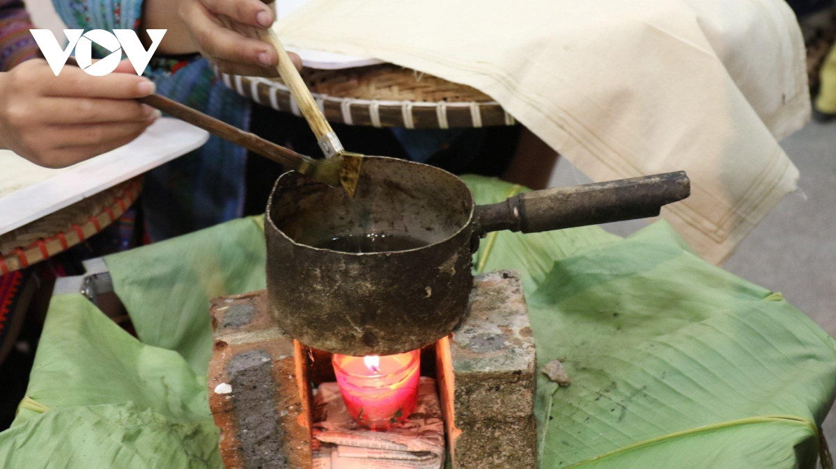 Nếu như người Dao Tiền dùng những mảnh tre vót mỏng uốn hình tam giác, nhúng sáp ong và tạo nên những hoạ tiết phong phú thì người Mông dùng bút bọc đồng vàng để vẽ sáp ong. Khi vẽ, người vẽ luôn phải ngồi bên bếp lửa, chấm bút vào chảo sáp ong đang nóng đặt trên than hồng và đưa tay vẽ những hoạ tiết trên vải. Nghệ nhân Sùng Y Thanh, xã Pà Cò, huyện Mai Châu, Hoà Bình cho biết: “Người mông sẽ dùng cái bút làm bằng đồng vàng, mới giữ được nhiệt sáp ong và vẽ được lên vải. Vẽ từng chi tiết một, mình vẽ thì có thể căn theo các đường viền vải. Khâu khó ở đây là nhiệt nóng của sáp ong, một khi đã biết nhiệt của sáp ong và nhiệt nóng của bút thì có thể vẽ được”. Hào hứng tham gia sự kiện “Sáp ong - sắc chàm” được Bảo tàng Phụ nữ tổ chức mới đây, công chúng không những được chiêm ngưỡng các nghệ nhân người Mông và Dao Tiền trực tiếp thực hiện vẽ sáp ong truyền thống mà còn được học hỏi và tự tay tạo nên những sản phẩm của riêng mình.