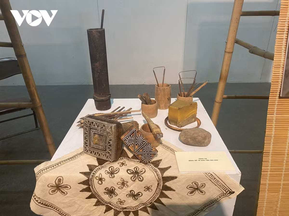 Giống như các nghề truyền thống của dân tộc khác, vẽ sáp ong của người Mông và Dao tiền cũng phải đối mặt với sự phát triển của văn hóa đô thị và mai một của tập tục. Để lưu giữ vẻ đẹp truyền thống này, cùng với việc giữ gìn và truyền dạy kỹ thuật vẽ sáp ong qua các thế hệ người Mông, người Dao Tiền, nghề thủ công cần sự chung tay của các cấp chính quyền và các doanh nghiệp, trong việc phối hợp, tạo nguồn ra ổn định cho các tổ hợp tác, mở rộng thị trường tiêu thụ trong nước và xây dựng lộ trình xuất khẩu ra nước ngoài.