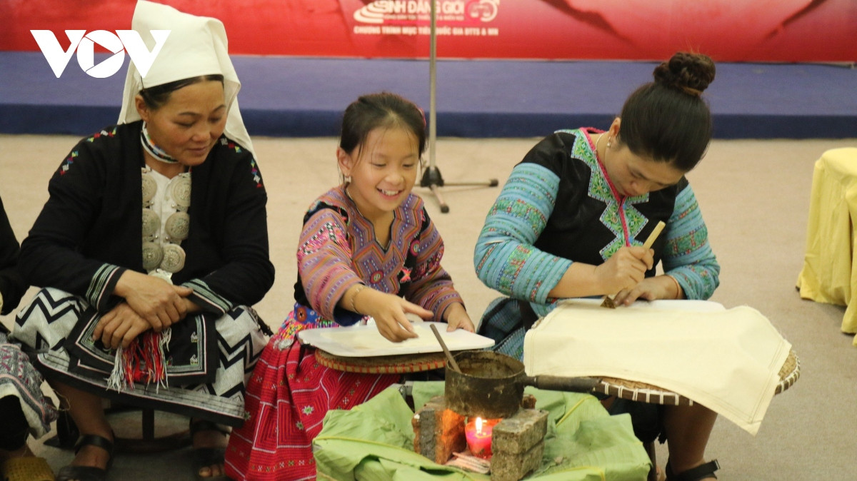 Công chúng trải nghiệm vẽ sáp ong trên vải