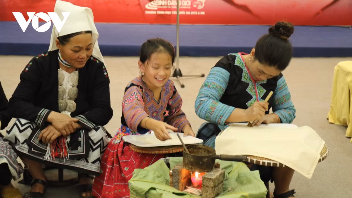 Công chúng trải nghiệm vẽ sáp ong trên vải