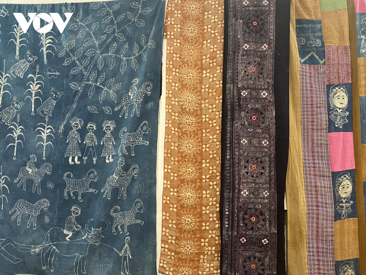 Các trang phục được vẽ sáp ong thủ công Hiện nay, bên cạnh việc quảng bá nét đẹp văn hoá này tại chính nơi mình sinh sống, người Mông và Dao tiền đã thành lập các tổ hợp tác và làng nghề để tạo nên các sản phẩm có tính ứng dụng cao, nâng cao giá trị cho sản phẩm thủ công truyền thống. Tuy nhiên, việc kết nối với các đơn vị kinh doanh, tạo nguồn ra ổn định cho các sản phẩm vẫn là câu hỏi khó đối với các tổ hợp tác và chính quyền địa phương. Ông Cao Tuấn Ninh, Chủ nhiệm cộng đồng 54 dân tộc Việt Nam và nghệ nhân Sầm Thị Tình cho rằng: “Chúng tôi có sự kết nối và tạo ra cộng đồng. Hiện tại trên quốc gia Việt Nam có rất nhiều cộng đồng khác nhau, ví dụ như cộng đồng dân tộc dao, dân tộc Thái, dân tộc Mông rất phát triển và đấy cũng là sự gắn kết. Chúng tôi liên kết lại và mong muốn tổ chức và thành lập cộng đồng các dân tộc Việt Nam, thông qua đó thì có những thông tin, có sự giúp đỡ kịp thời như những hoàn cảnh gặp khó khăn hoặc thương mại hóa sản phẩm hay cần hoàn thiện các hành lang pháp lý, chứng chỉ để có thể bán được sản phẩm giá cao hơn và nhiều người biết đến hơn. Bản thân tôi cũng là người đồng bào dân tộc thiểu số nên tôi thấu hiểu và mong muốn các cấp chính quyền, các tổ chức có những chính sách hỗ trợ cho những người đồng bào dân tộc thiểu số để có thể duy trì và phát triển văn hóa, nét đặc trưng của đồng bào dân tộc thiểu số trên khắp mọi miền Tổ quốc”.