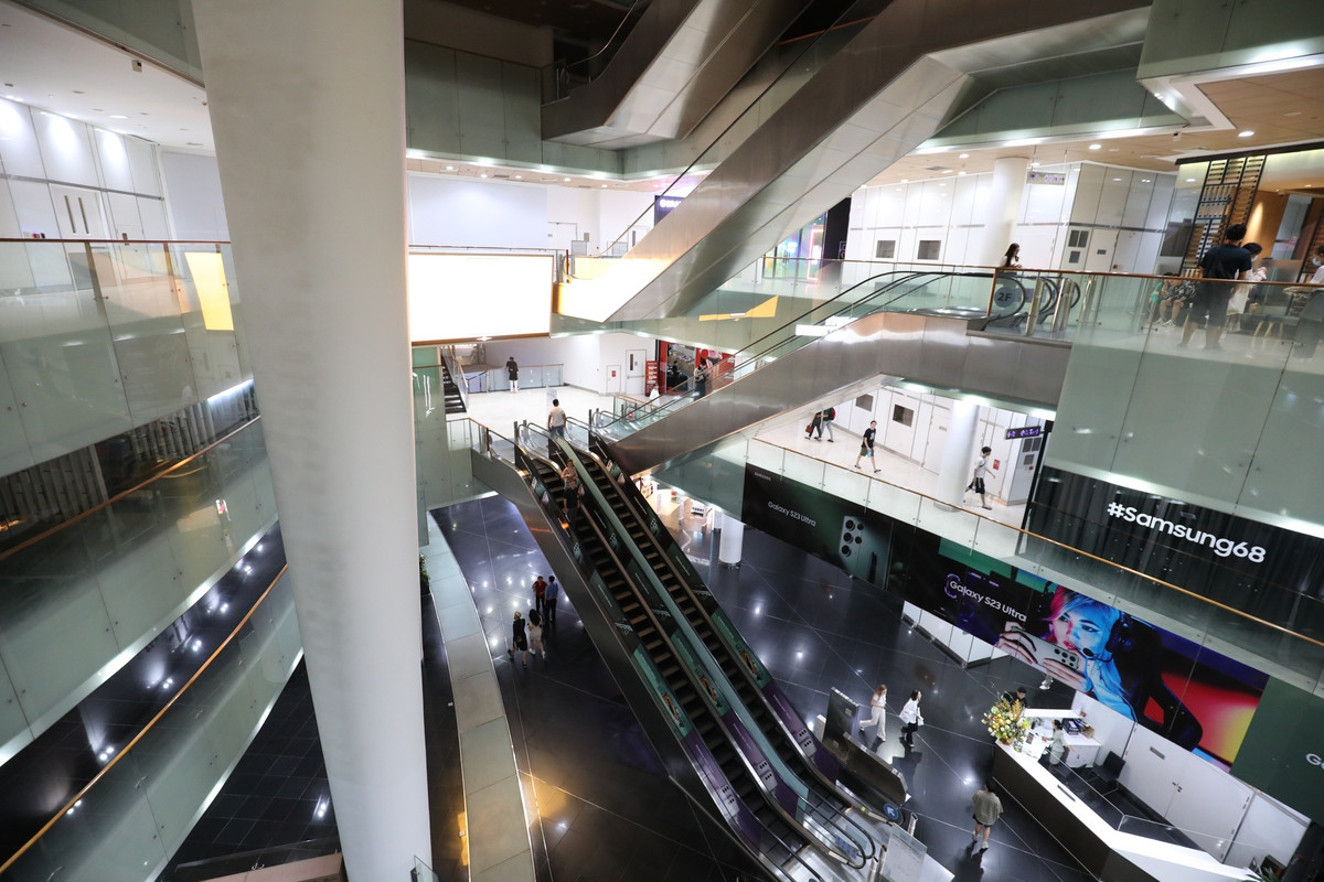 Trung tam thuong mai e am du nhan hang chat vat tim mat bang