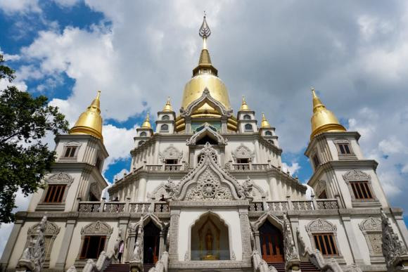 Chua Buu Long nam trong 10 cong trinh Phat Giao co thiet ke dep nhat