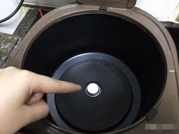 3 vi tri trong noi com dien nen lau, gia chu tiet kiem duoc tien dien-Hinh-3