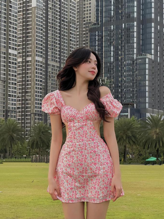 hiết kế không chỉ cut-out 2 bên sườn mà còn khoét cả lưng giúp cô nàng hoa hậu sinh năm 2003 trông trẻ trung hơn và khoe khéo được vòng eo "con kiến" đáng ngưỡng mộ.