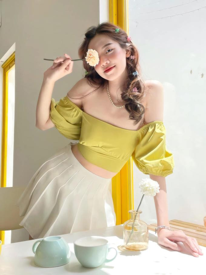 hông chỉ phải làm quen với những bộ đầm dạ hội cầu kỳ, gu thời trang đời thường của tân Hoa hậu cũng dần có sự thay đổi.