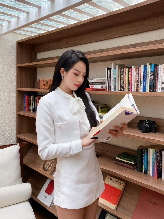 ố lượng áo blouse, sơ mi, áo jacket, chân váy monochrome (đơn sắc) tăng đáng kể trong tủ đồ để phù hợp với hình ảnh của một nữ hoàng nhan sắc.