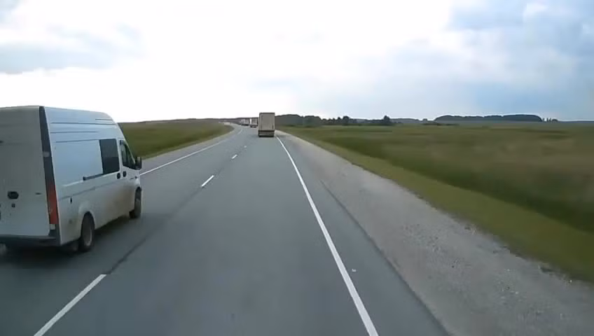 Video: Vuot au, o to dau dau container roi boc chay ngun ngut