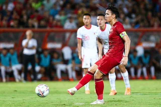 Que Ngoc Hai mo tiec chieu dai toan doi sau khi nhan phan thuong-Hinh-2