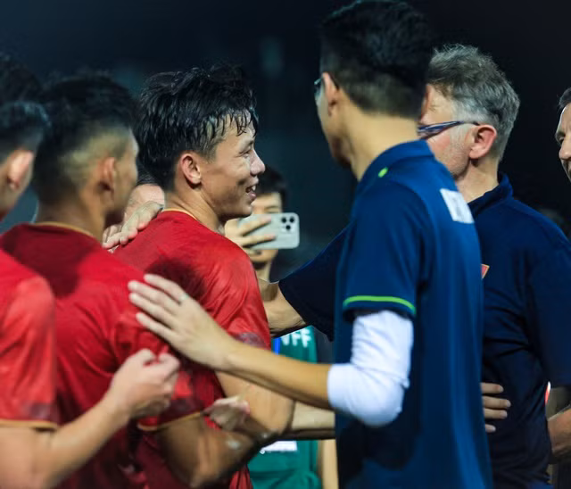 Que Ngoc Hai mo tiec chieu dai toan doi sau khi nhan phan thuong-Hinh-4