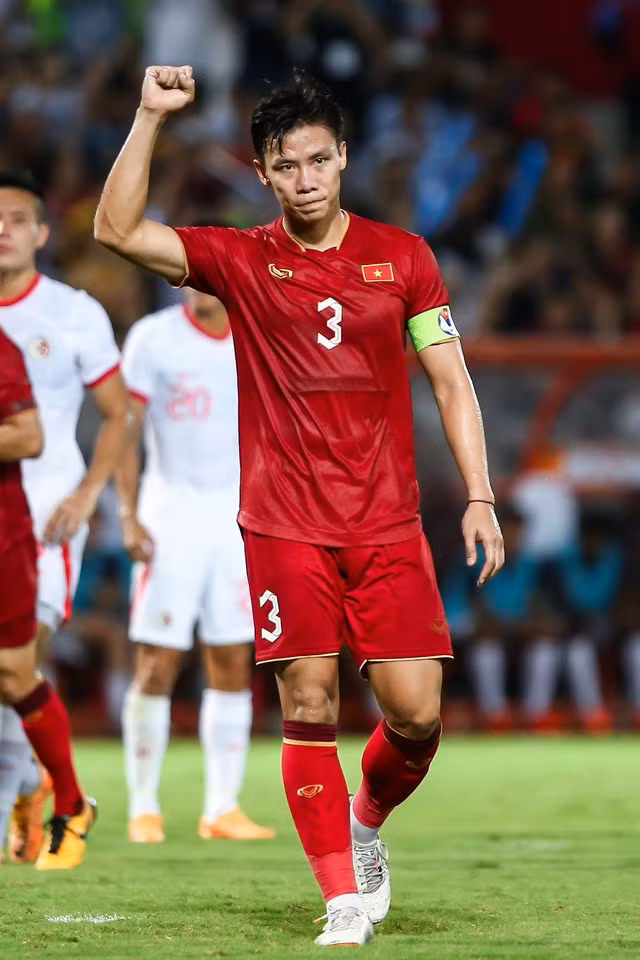 Que Ngoc Hai mo tiec chieu dai toan doi sau khi nhan phan thuong-Hinh-3