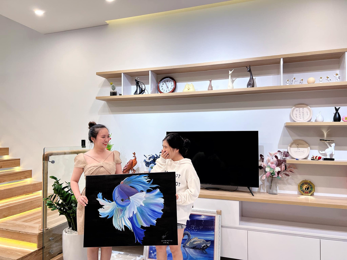 Chị Suri tự vẽ tặng bạn bức tranh phong thủy ấn tượng.