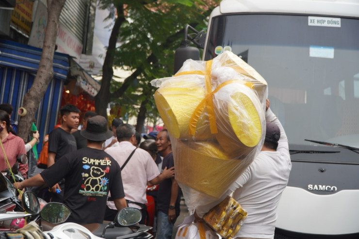 Cho do trang tri lon nhat TPHCM nhon nhip ngay cuoi nam-Hinh-12