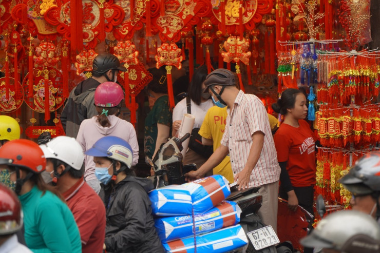 Cho do trang tri lon nhat TPHCM nhon nhip ngay cuoi nam-Hinh-2