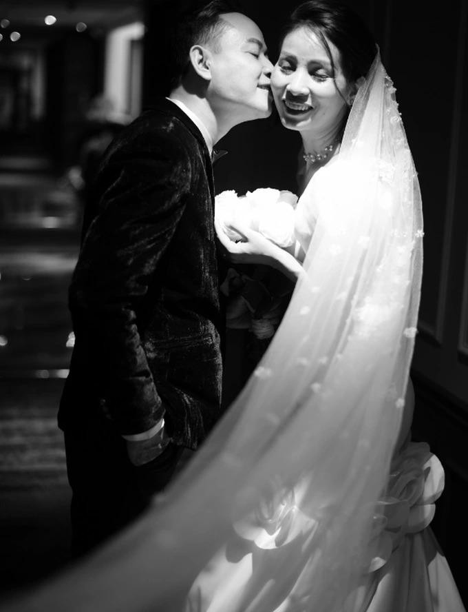 ợ 4 của Tùng Dương tên là Mai Huế, không hoạt động trong lĩnh vực nghệ thuật nhưng rất hiểu và chia sẻ với công việc của chồng.