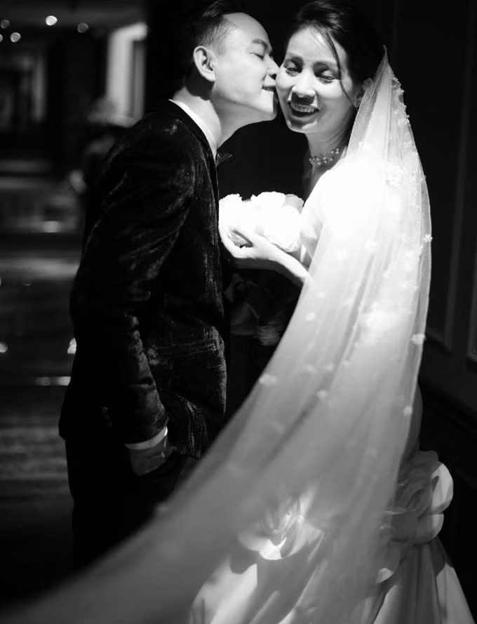 Vợ 4 của Tùng Dương tên là Mai Huế, không hoạt động trong lĩnh vực nghệ thuật nhưng rất hiểu và chia sẻ với công việc của chồng.