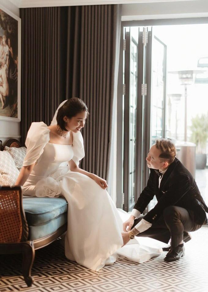 ùng Dương chia sẻ, anh định không tổ chức đám cưới nhưng nghĩ vợ còn trẻ - ít hơn mình 12 tuổi, hơn nữa được bạn bè động viên, lại được tài trợ ảnh cưới nên anh quyết định "làm tới".