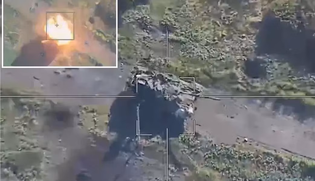 Trang Armyrecognition đưa tin hôm 22/8, UAV tự sát Lancet của Nga đã được lệnh phá hủy chiếc xe tăng T-90M cũng của nước này. Động thái được cho là nhằm ngăn chặn nó rơi vào tay đối phương. Theo Armyrecognition, Militay Today.