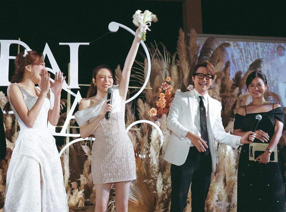 Cầm hoa cưới trong tay, Lý Nhã Kỳ xúc động chia sẻ: "Người con gái nào cũng mong được nắm tay người đàn ông mình thương lên lễ đường. Tôi tin rằng ngày đẹp nhất và chiếc váy đẹp nhất của mỗi cô gái chính là ngày cưới và chiếc váy cưới".