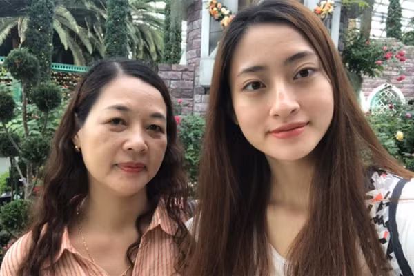 Nói về mẹ của mình, Hoa hậu Lương Thùy Linh viết: "Cảm ơn mẹ đã cho con một cuộc sống đủ đầy. Cảm ơn mẹ đã luôn khó tính, nghiêm khắc vô cùng nhưng lại yêu thương vô tận. Càng lớn con mới nhận ra rằng chính những lần mẹ nói “không” lại là 1 lần mẹ dạy con về tính tự lập, rắn rỏi và bản lĩnh. Cảm ơn mẹ đã luôn bao dung cho những lỗi lầm của con và dạy con điều tương tự với mọi người. Cảm ơn mẹ vì tất cả. Dù nhiều lần 2 bên hừng hực lửa luôn nhưng bằng một cách nào đó vẫn tối tối gọi nói đủ chuyện trên đời với nhau”.