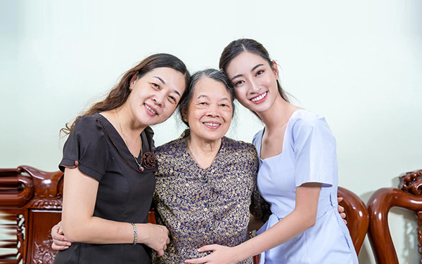 Không phụ sự kỳ vọng của mẹ. Lương Thùy Linh đã tốt nghiệp bằng Đại học loại ưu. Cô hiện tại không chỉ hoạt động showbiz mà còn làm giảng viên một trường Đại hoc.