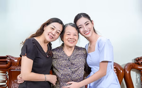 Không phụ sự kỳ vọng của mẹ. Lương Thùy Linh đã tốt nghiệp bằng Đại học loại ưu. Cô hiện tại không chỉ hoạt động showbiz mà còn làm giảng viên một trường Đại hoc.