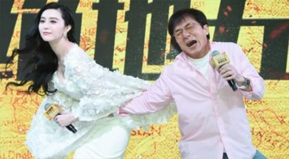 Vào năm 2016, Phạm Băng Băng và Thành Long cùng ê-kíp tham dự sự kiện quảng bá phim điện ảnh “Tuyệt địa đào vong” tại Thượng Hải. Nữ diễn viên xinh đẹp nổi bật với váy trắng phong cách cầu kỳ. Tuy nhiên, ở bức ảnh này, nhiều cư dân mạng còn không hiểu tay của Thành Long đặt ở đâu. "Có thể hiểu ông ấy muốn giúp Băng Băng nhưng việc thị phạm quá mức là không cần thiết. Những hình ảnh này dễ gây hiểu nhầm", một dân mạng cho hay.