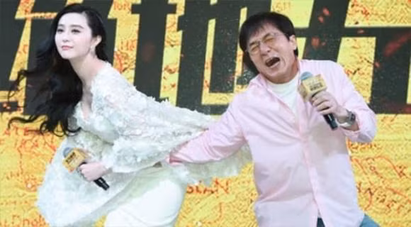 Vào năm 2016, Phạm Băng Băng và Thành Long cùng ê-kíp tham dự sự kiện quảng bá phim điện ảnh “Tuyệt địa đào vong” tại Thượng Hải. Nữ diễn viên xinh đẹp nổi bật với váy trắng phong cách cầu kỳ. Tuy nhiên, ở bức ảnh này, nhiều cư dân mạng còn không hiểu tay của Thành Long đặt ở đâu. "Có thể hiểu ông ấy muốn giúp Băng Băng nhưng việc thị phạm quá mức là không cần thiết. Những hình ảnh này dễ gây hiểu nhầm", một dân mạng cho hay.