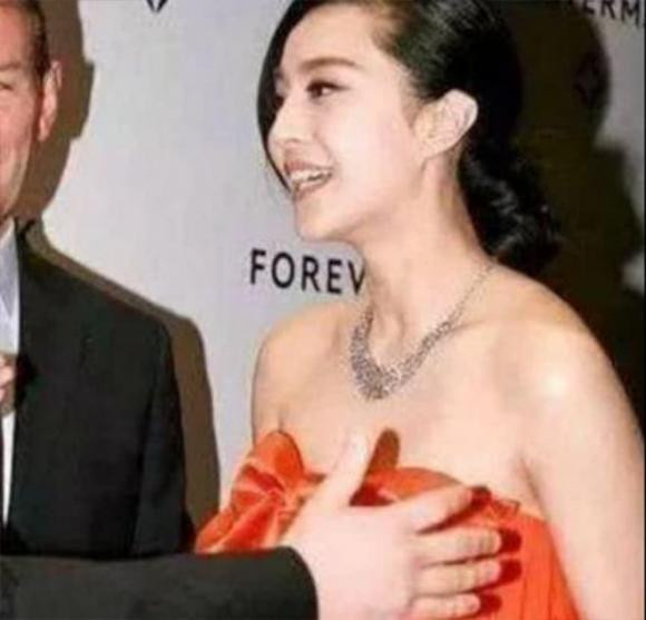 Khi tham dự một sự kiện ở nước ngoài, một người nước ngoài bất ngờ đưa tay ra để lợi dụng Phạm Băng Băng, điều này thực sự đáng xấu hổ.