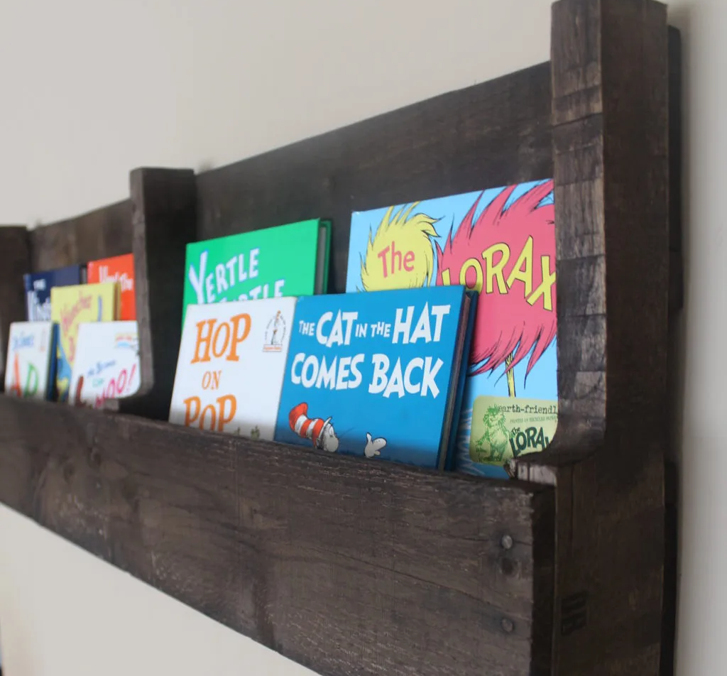 7. Giá sách như thế này thì sẽ giúp bạn tìm nhanh hơn nhé, hơn nữa lại chẳng phải cầu kỳ đặt làm mà bé con nhà bạn cũng sẽ khó làm rơi ra như những giá sách thông thường. Chỉ cần chắp vá một chút, tô vẽ sơn mới một chút, thế là bạn đã có giá sách đáng yêu rồi!