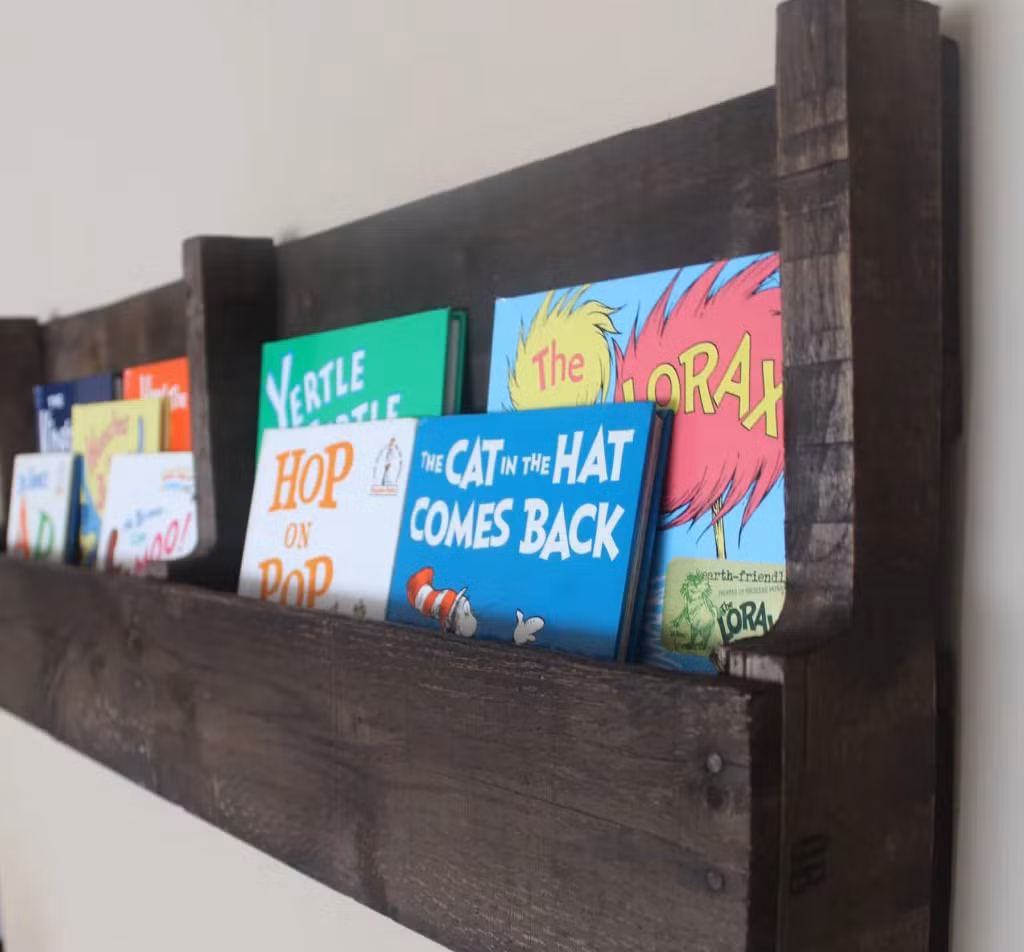 7. Giá sách như thế này thì sẽ giúp bạn tìm nhanh hơn nhé, hơn nữa lại chẳng phải cầu kỳ đặt làm mà bé con nhà bạn cũng sẽ khó làm rơi ra như những giá sách thông thường. Chỉ cần chắp vá một chút, tô vẽ sơn mới một chút, thế là bạn đã có giá sách đáng yêu rồi!