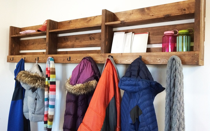 Những tấm pallet gỗ từ thùng hoa quả, từ những món đồ nội thất đã cũ hay dễ dàng mua được tại những xưởng mộc có thể giúp bạn tạo nên những sản phẩm vô cùng thú vị để lưu trữ cho nhà chật hoặc dùng làm các món đồ tiện ích khác. Cùng xem chúng ta có thể làm gì với chúng nhé!