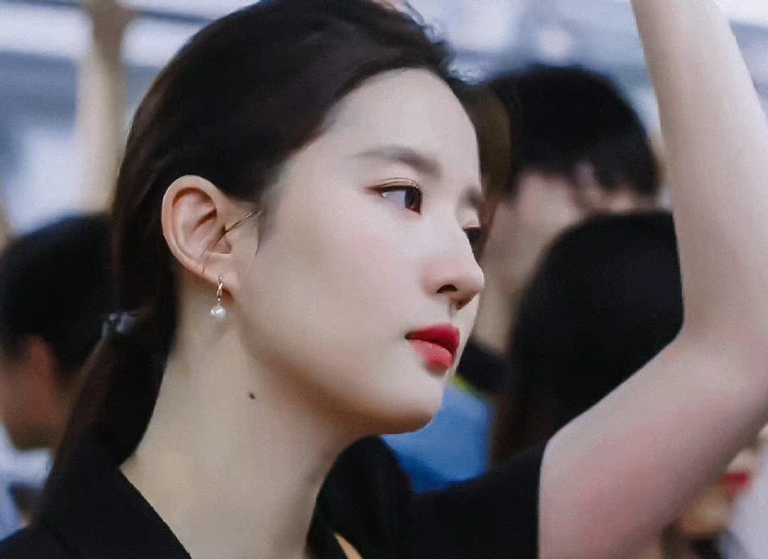 Đặc biệt Lưu Diệc Phi thu hút nhờ vẻ ngoài trẻ trung, giản dị. Trong các khung hình với bạn diễn Lý Hiện, cả hai không cho thấy sự chênh lệch tuổi tác. Lưu Diệc Phi hơn Lý Hiện 4 tuổi. Trang phục, phụ kiện sử dụng trong phim được "thần tiên tỷ tỷ" đầu tư kỹ lưỡng. Đa số cô mặc thiết kế bình dân để phù hợp với hoàn cảnh phim. Chỉ số ít phụ kiện của Lưu Diệc Phi trong tác phẩm đến từ nhà mốt danh tiếng Louis Vuitton.