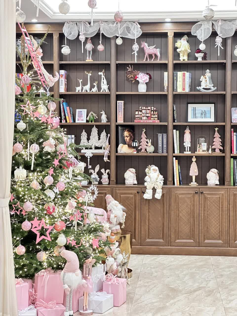 Ngoi nha o Ha Noi duoc trang tri lung linh sac mau Giang sinh-Hinh-5