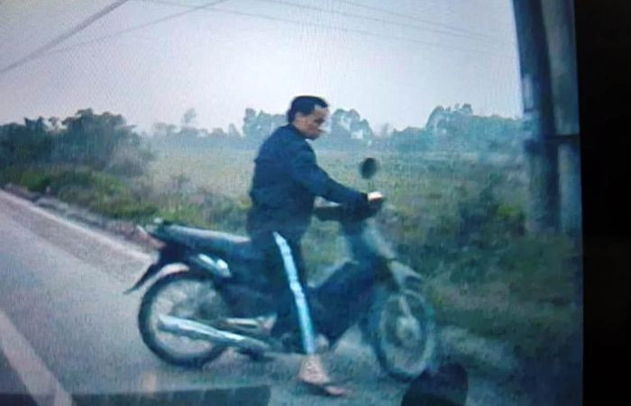 Thanh nien lao ra duong xo nga nu sinh, cuop xe may