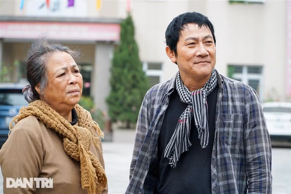 Hoang Hai cho NSUT Thanh Quy tren xe may ca tang-Hinh-3