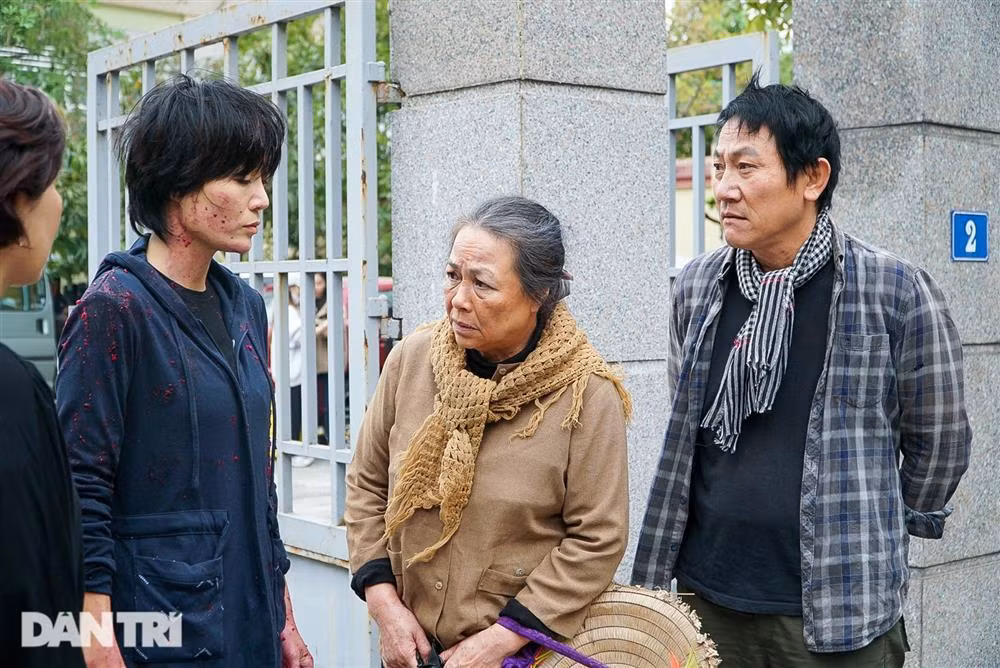 Hoang Hai cho NSUT Thanh Quy tren xe may ca tang-Hinh-2