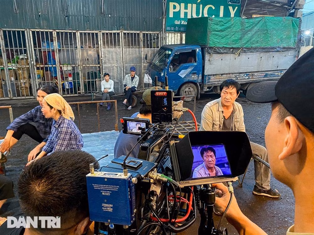 Hoang Hai cho NSUT Thanh Quy tren xe may ca tang