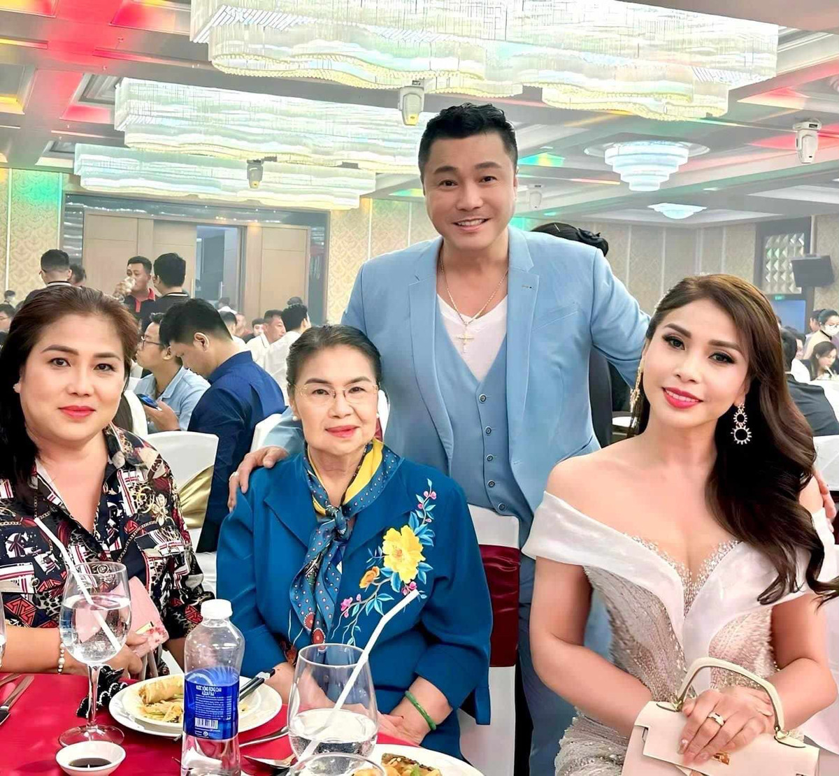 Lý Hùng: "Mẹ không ảnh hưởng đến quan niệm về phụ nữ của tôi" - Hình 4 Ly Hung: