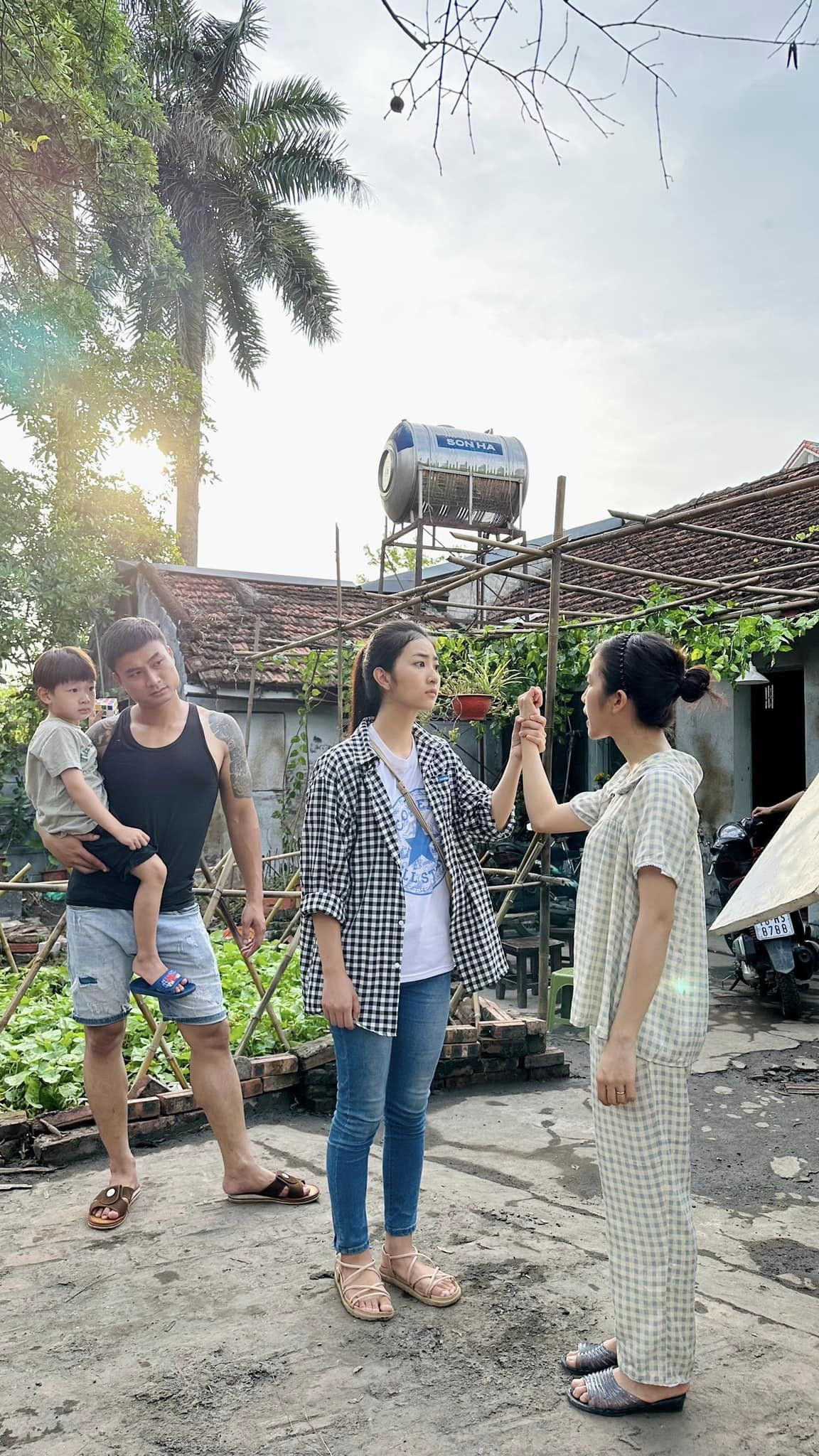 Phim lên sóng được 14 tập đã có rất nhiều tình huống éo le với đôi vợ chồng nghèo Hiếu - Hoài. Khác với những tình huống căng thẳng trên phim là những hình ảnh thư giãn ở hậu trường.