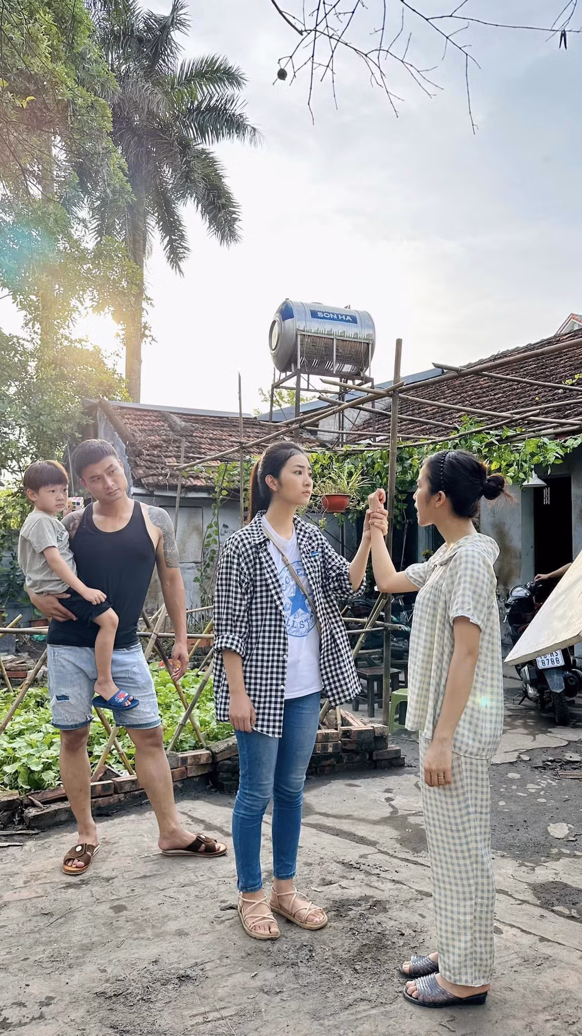 Phim lên sóng được 14 tập đã có rất nhiều tình huống éo le với đôi vợ chồng nghèo Hiếu - Hoài. Khác với những tình huống căng thẳng trên phim là những hình ảnh thư giãn ở hậu trường.