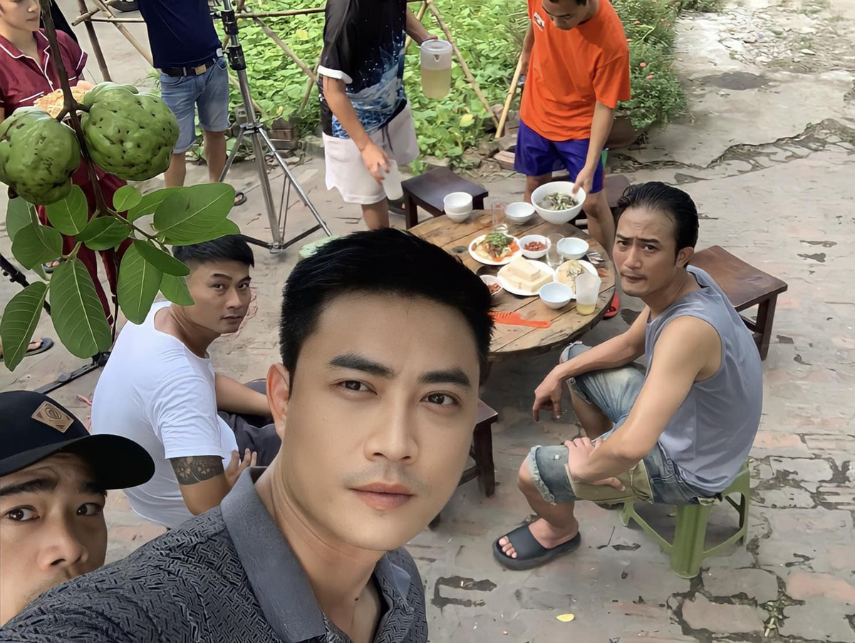 Phim "Làng trong phố" vẫn đang trong quá trình vừa quay vừa phát sóng. Phim dự kiến dài 30 tập.