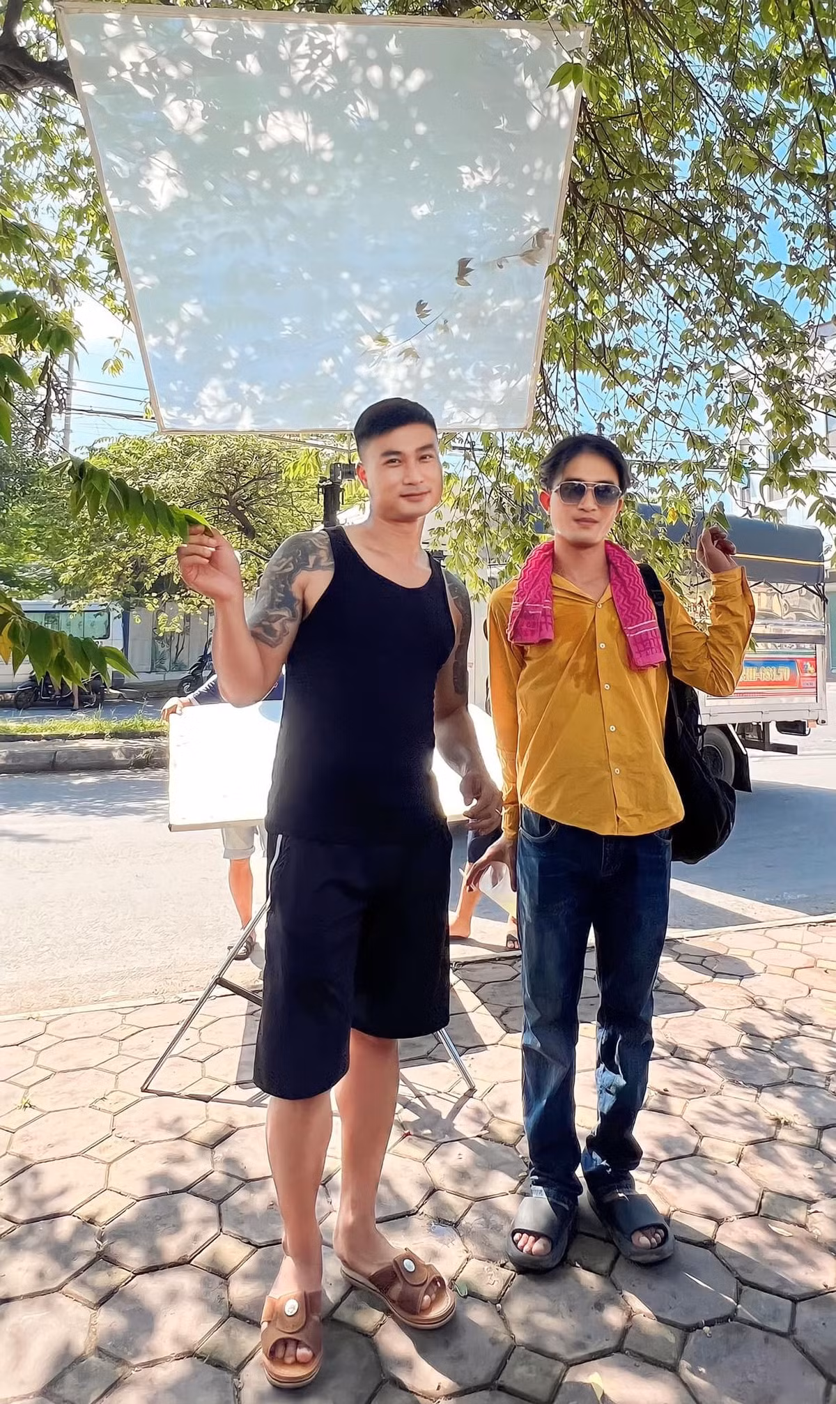 Tuy phải quay phim dưới thời tiết nắng nóng gay gắt, Doãn Quốc Đam và Duy Hưng luôn biết cách tạo tiếng cười.