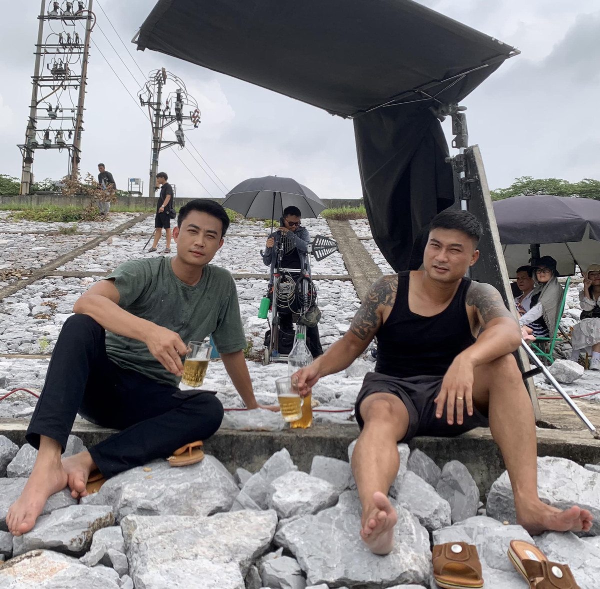 Một cảnh quay khác dưới thời tiết khắc nghiệt, không một bóng cây của Duy Hưng và Tiến Lộc trên phim.