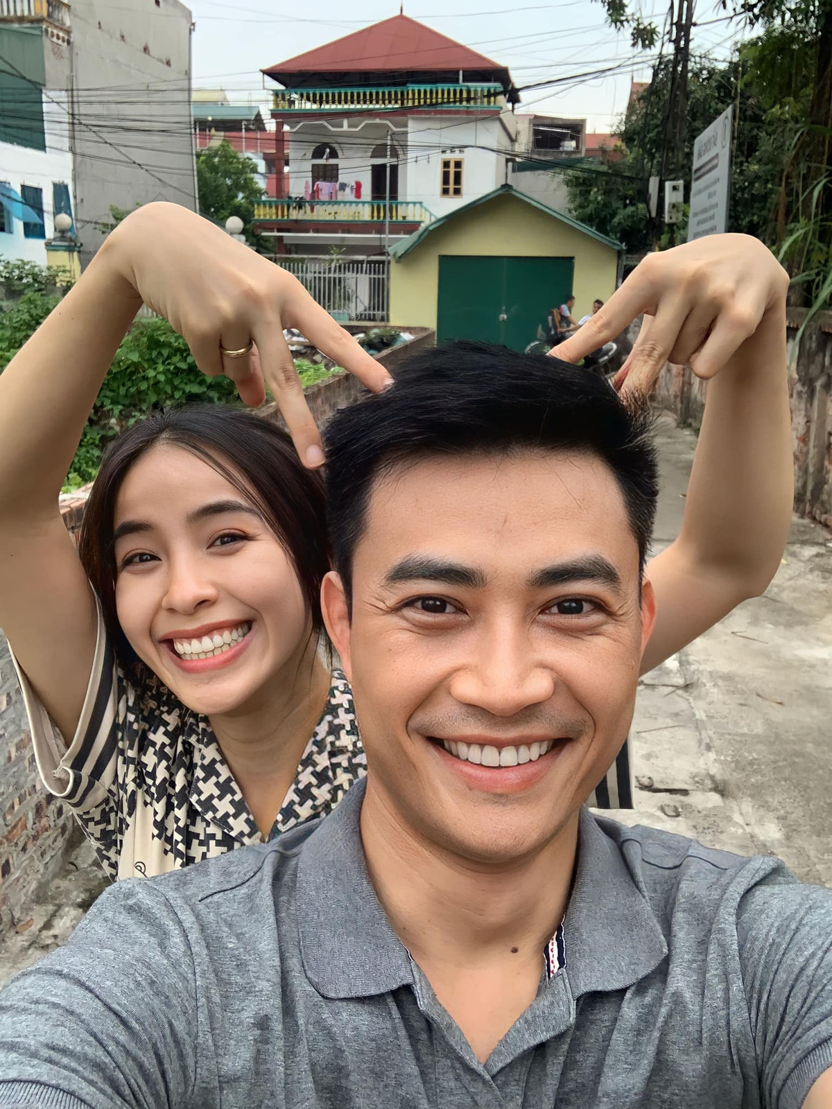 Diễn viên Trần Vân hài hước chụp ảnh ở hậu trường phim. Tiến Lộc (vai Hùng) ngoài đời khác hẳn vẻ khó tính, cau có trên màn ảnh.