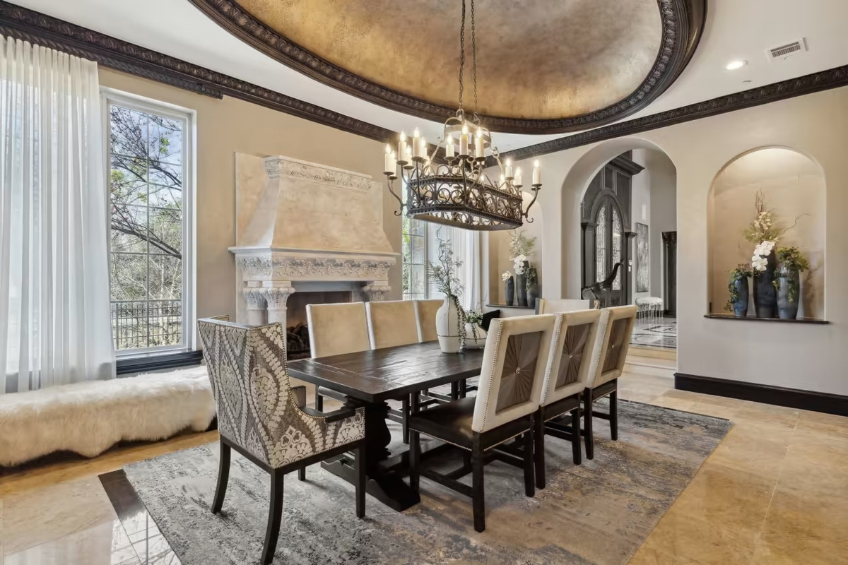 Chủ sở hữu hiện tại đã mua tòa lâu đài vào tháng 8/2021, thời điểm nơi đây được rao bán với giá 5 triệu USD. Tuy nhiên, giá bán cuối cùng không được tiết lộ do quy định của chính quyền Texas.