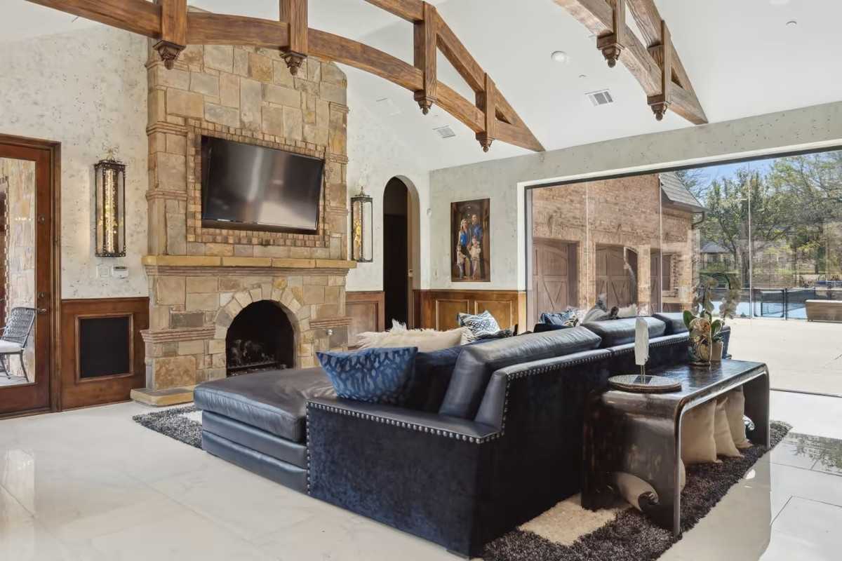 Theo nhân viên môi giới, chủ nhân đầu tiên của tòa lâu đài đã xây dựng nơi đây vào năm 2009. Mặt tiền của lâu đài hướng thẳng ra đường lớn. Việc này khiến những vị hàng xóm cảm thấy choáng ngợp trước kiến trúc đồ sộ của nơi đây.