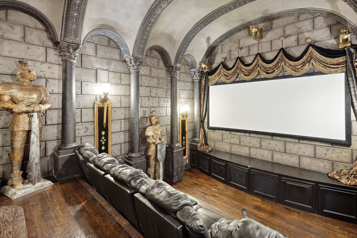 Bất động sản này sở hữu vẻ ngoài như một tòa lâu đài cả trăm năm tuổi. Tuy nhiên, các tiện nghi ở nơi đây đều rất hiện đại. Bên trong lâu đài được trang bị hầm rượu, thư viện, rạp hát tại gia và một garage có sức chứa 5 ôtô.