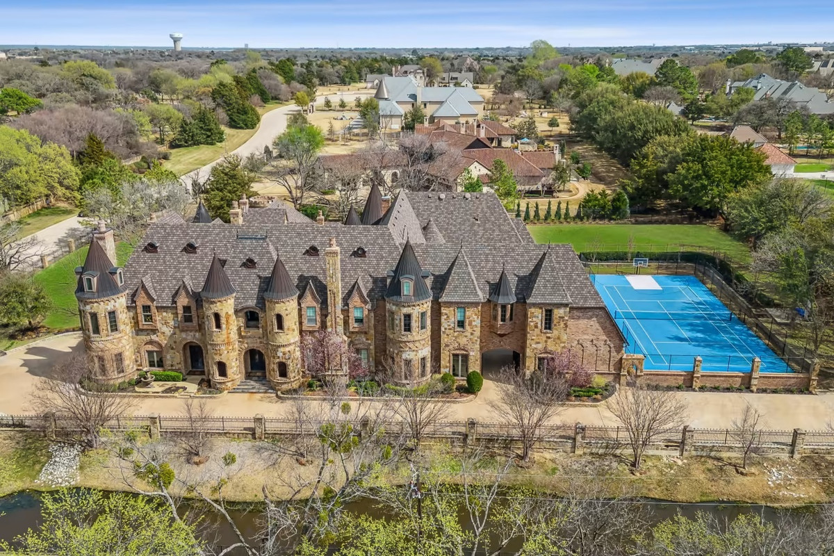 Theo Mansion Global, tòa lâu đài nằm trên một khu đất có diện tích gần 6.500 m2 ở Texas, Mỹ. Trong đó, khu vực nhà ở rộng gần 1.300 m2 với 7 phòng ngủ và 12 phòng tắm.
