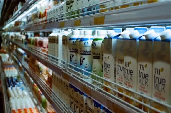 Sua hay sua chua, cai nao bo sung canxi nhieu hon?